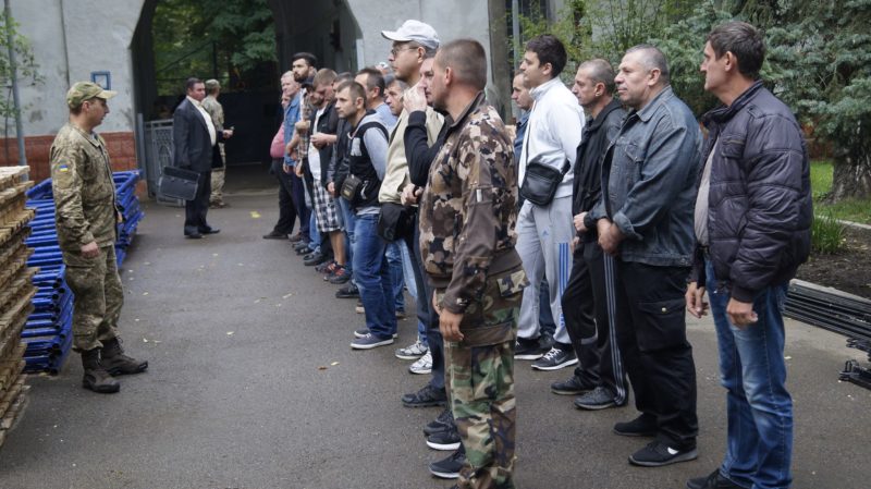 Резервістів призвали на збори в авіаційній бригаді в Івано-Франківську (ФОТО)