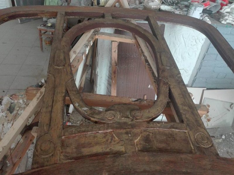 Як реставруюють старовинні двері з будинку на Василіянок (ФОТО)