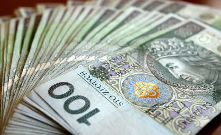 Українські заробітчани лише за один квартал переказали з Польщі мільярд доларів