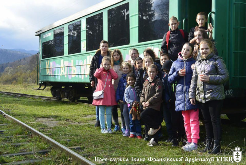 Франківський Карітас влаштував для дітей екскурсію «Карпатським трамвайчиком» (ФОТО)