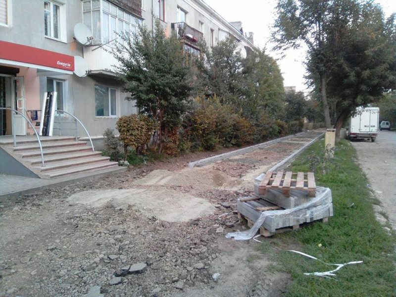На вулиці Слави Стецько стартував ремонт тротуарів (ФОТО)