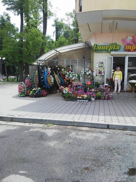 Комунальники демонтували незаконні тимчасові споруди на квітковому ринку в Івано-Франківську