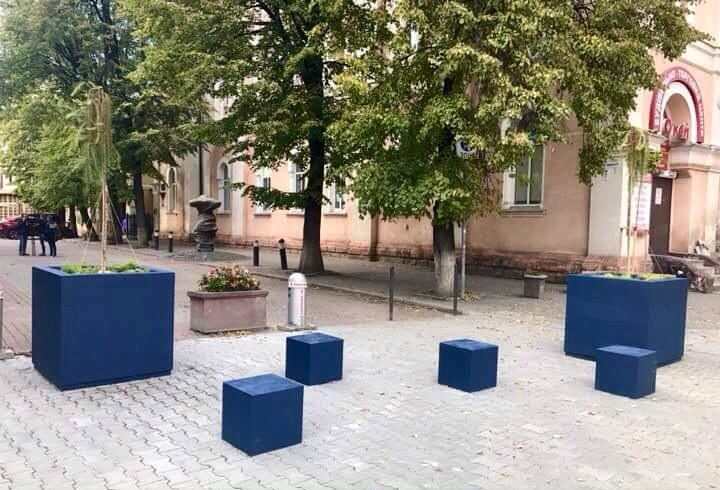 Незвичні бетонні сині куби з’явилися у центрі міста (ФОТО)