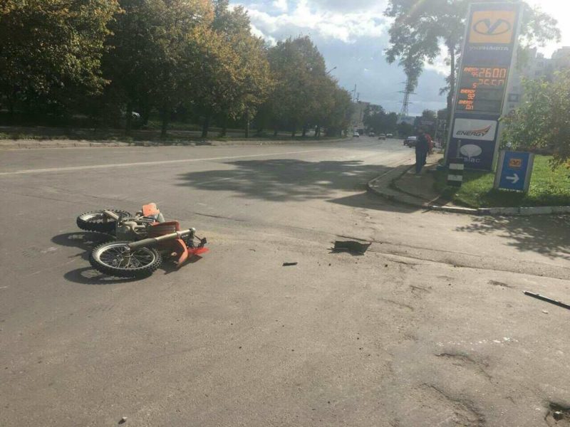 У Франківську через неуважного водія Фольксвагена розбився мотоцикліст (ФОТО)