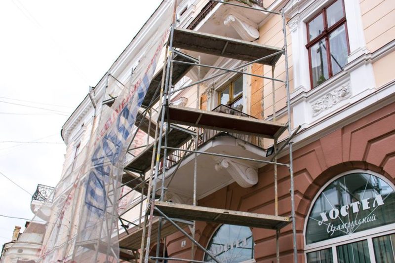 Марцінків вмовив літню франківку дозволити відреставрувати занедбаний балкон (ФОТО)