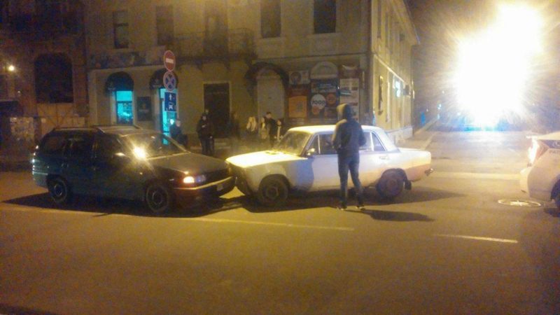 В ніч на вівторок п’яний водій на ВАЗі вчинив ДТП у центрі міста (ФОТОФАКТ)