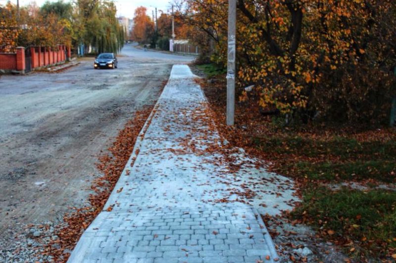 На Ботанічній завершують облаштування нової тротуарної доріжки (ФОТО)
