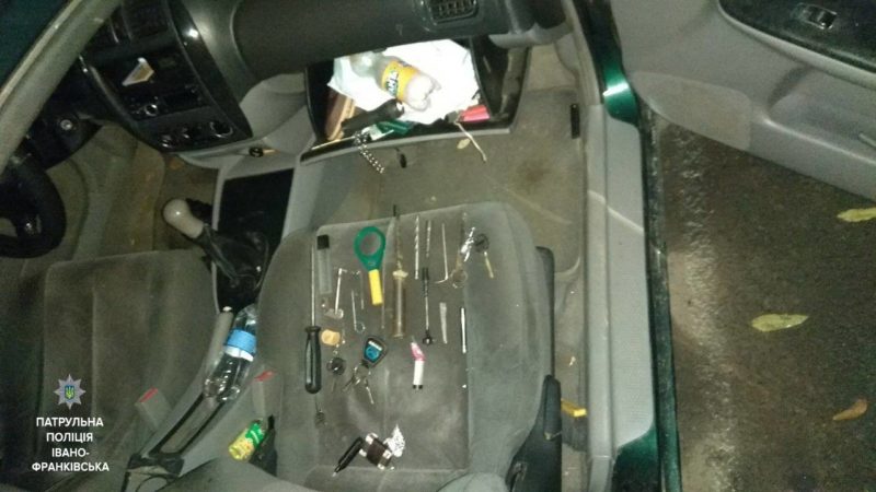 У салоні нетверезого водія патрульні виявили відмички та балаклави (ФОТО)