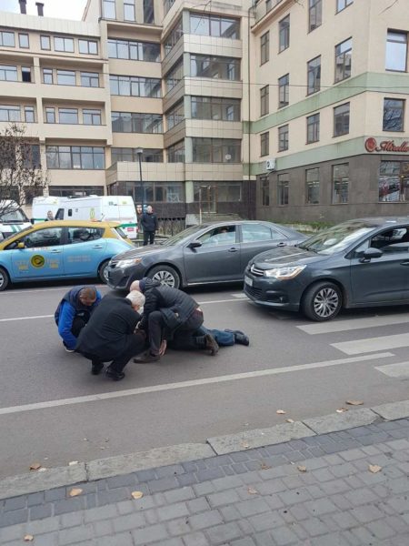 На Грушевського “на зебрі” машина збила чоловіка (ФОТОФАКТ)