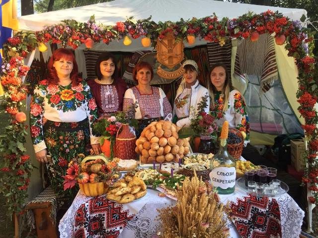 Яблуками різних сортів частували на традиційному фестивалі у Снятині (ФОТО)