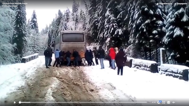 На Вишківському перевалі через негоду пасажири штовхали автобус (ВІДЕО)