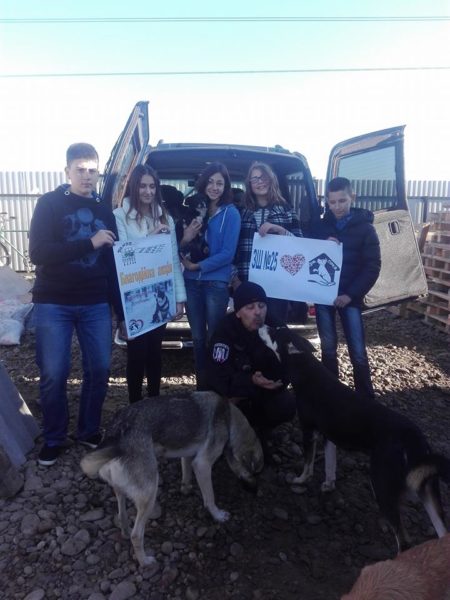 Франківські школярі допомогли теплими речами собакам з “Дому Сірка”