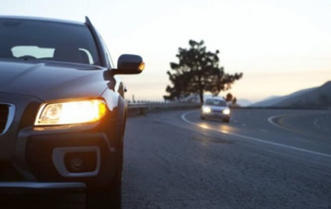 Поліція Прикарпаття нагадує: з 1 жовтня водії повинні вмикати ближнє світло фар