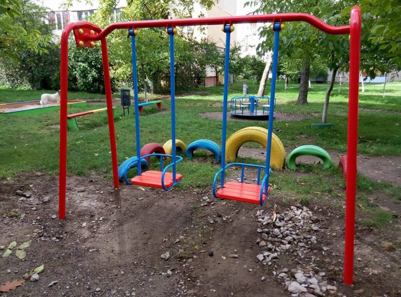 В Івано-Франківську демонтують гойдалки, які можуть бути небезпечні для дітей