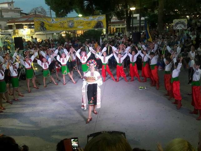 Прикарпатці вражали своїми танцями на міжнародному фестивалі у Греції (ФОТО)