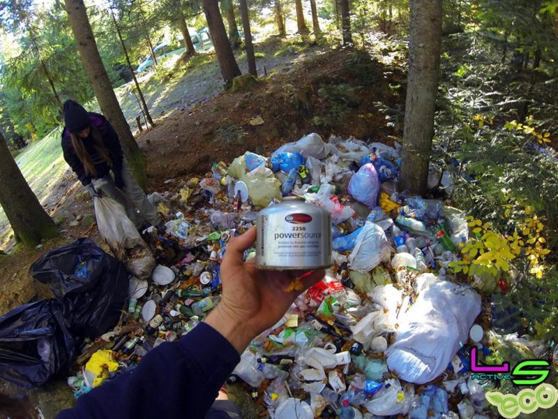 Активна молодь два дні прибирала Карпати від сміття (ФОТО)