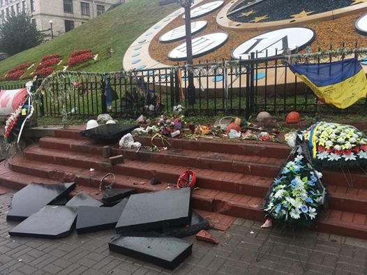 У Києві на Майдані розбили пам’ятник героям Небесної сотні (ФОТО)