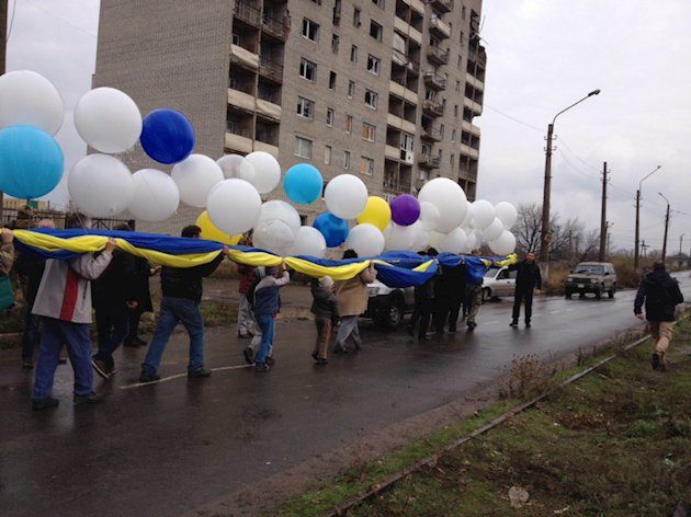 У небі над “ДНР” розгорнули гігантський прапор України (ФОТО)