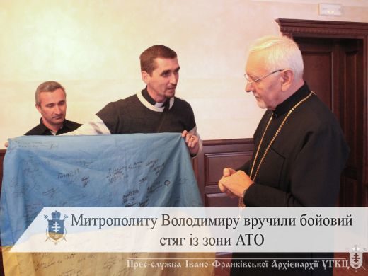 Франківському Митрополиту атовці передали прапор України