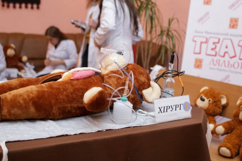 Франківські студенти-медики провели для маленьких прикарпатців “Лікарні для ведмежат” (ФОТО)