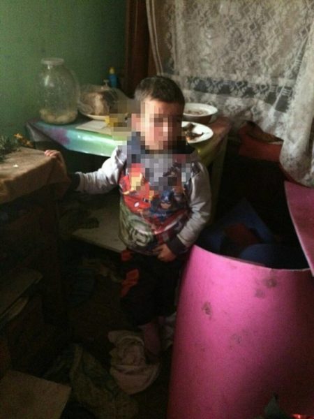 У Франківську в п’яних батьків забрали недоглянуту дитину (ФОТО)