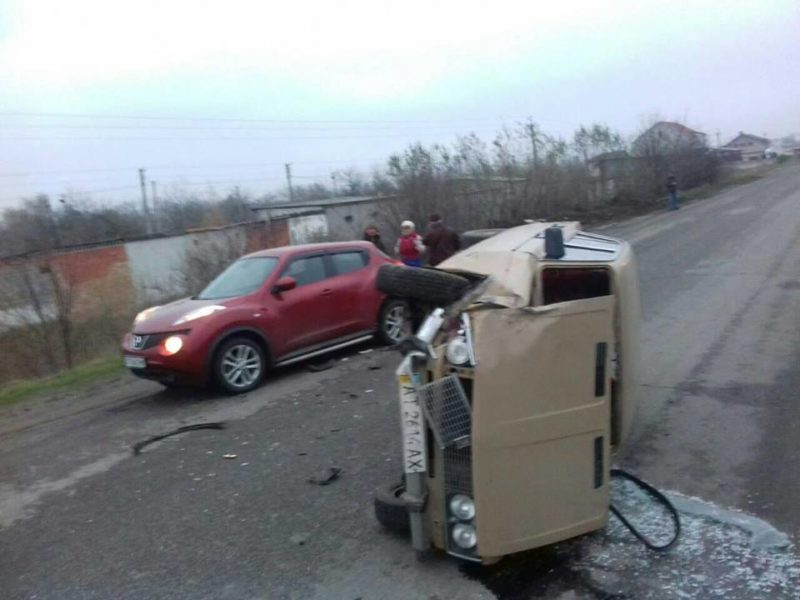 На Прикарпатті внаслідок ДТП перевернулася автівка (ФОТО)