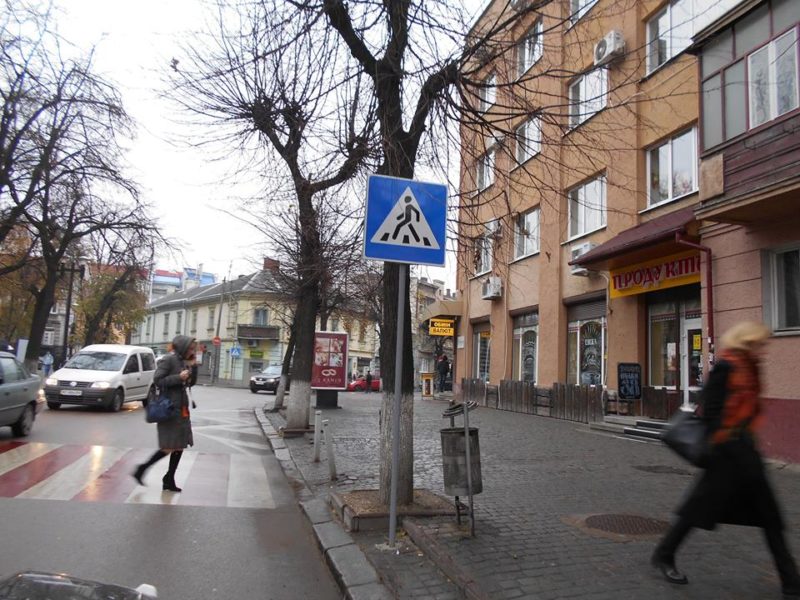 У Франківську встановлюють нові дорожні знаки (ФОТО)