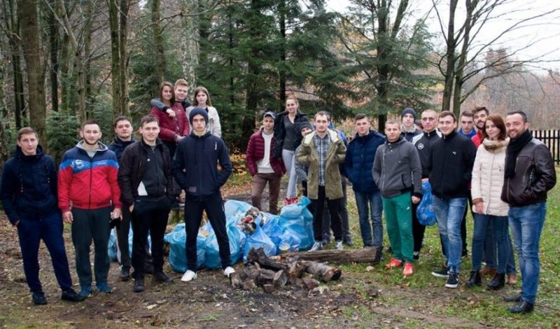 Активісти прибрали сміття на території Ямницького лісництва (ФОТО)