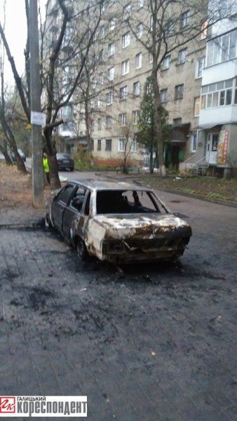 В Івано-Франківську вночі згорів автомобіль, ще один врятували (ФОТО)