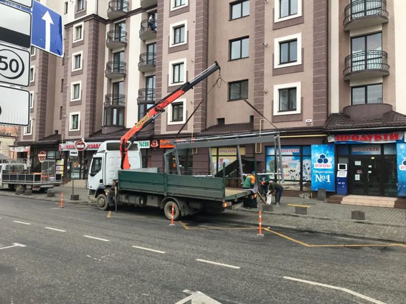 Ще дві сучасні автобусні зупинки облаштовують у Франківську (ФОТО)