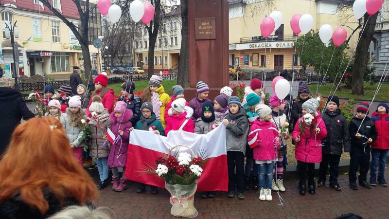 Польська спільнота відзначила день незалежності Польщі під пам’ятником Міцкевича (ФОТО, ВІДЕО)