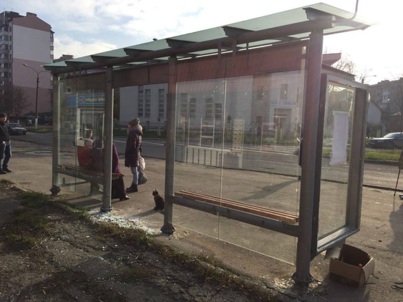 У Франківську знову понищили автобусну зупинку (ФОТО)