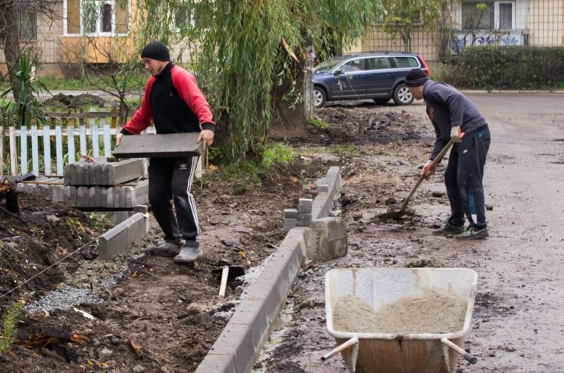 Ще одну прибудинкову територію на Вовчинецькій почали ремонтувати (ФОТО)