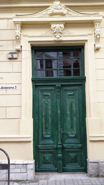 У центрі Франківська відреставрували старовинні двері (ФОТО)