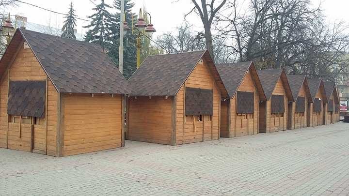 У центрі Франківська вже монтують будки для новорічного ярмарку (ФОТО)