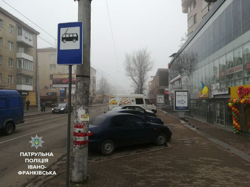 На Мельника паркувальна “кишеня” відтепер стала зупинкою для тролейбусів (ФОТОФАКТ)
