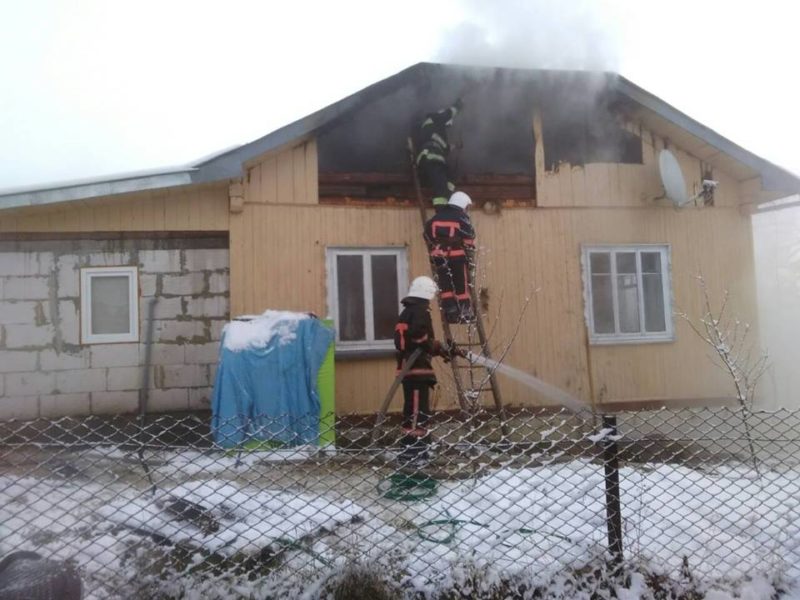 Як на Долинщині гасили пожежу у житловому будинку (ФОТО)
