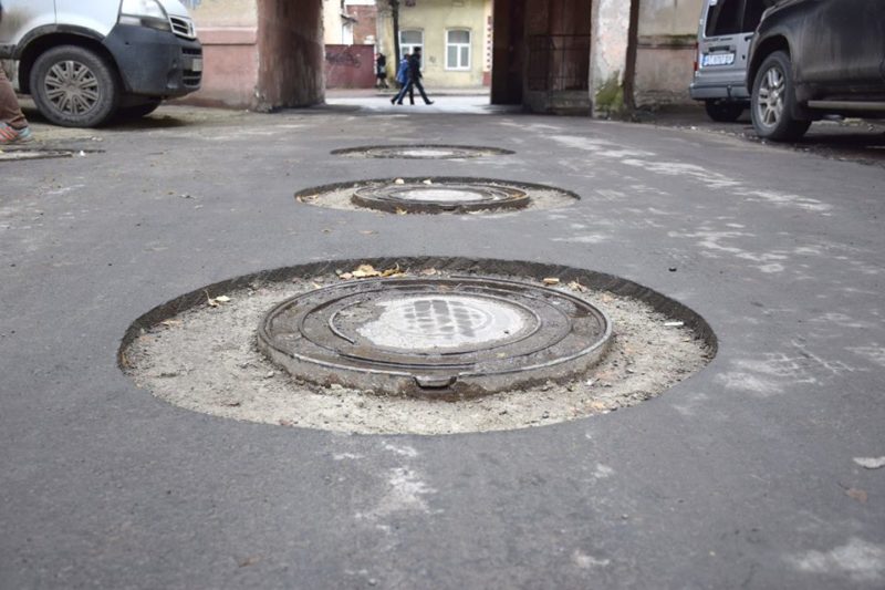 “Вбитий” міжбудинковий проїзд на Новгородській заасфальтували (ФОТО)