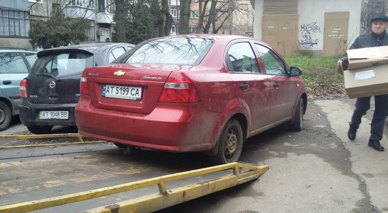 У центрі Франківська за неправильне паркування патрульні евакуювали автівку (ФОТО)