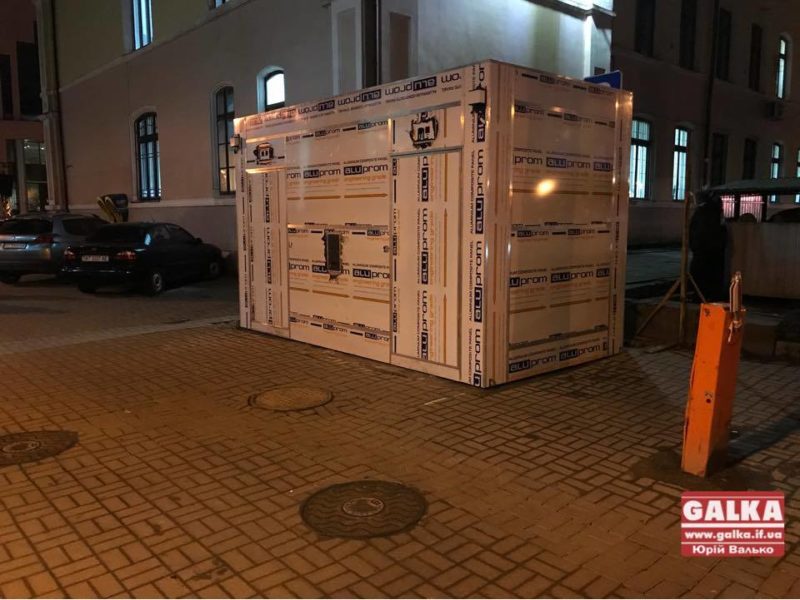 В центр Франківська привезли сучасний модульний туалет (ФОТО)