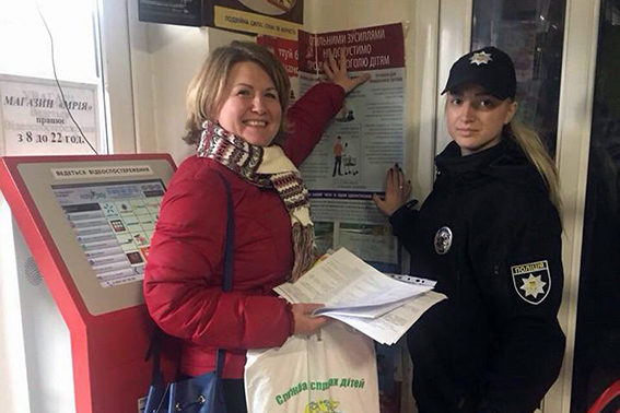 Працівники ювенальної поліції Франківська закликали торговців не продавати алкоголь неповнолітнім (ФОТО)