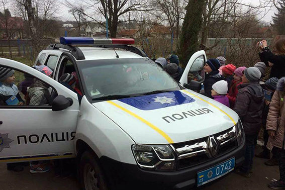 Прикарпатські поліціянти нагадують школярам про безпеку на дорозі (ФОТО)