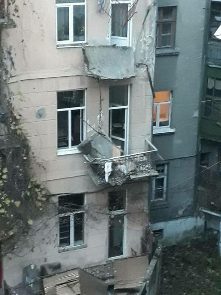У будинку на Гаркуші обвалився балкон (ФОТО)