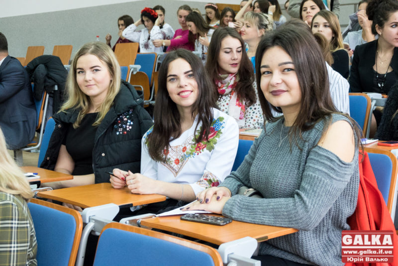 Студенти та відомі люди Прикарпаття долучилися до Всеукраїнського диктанту єдності (ФОТО)
