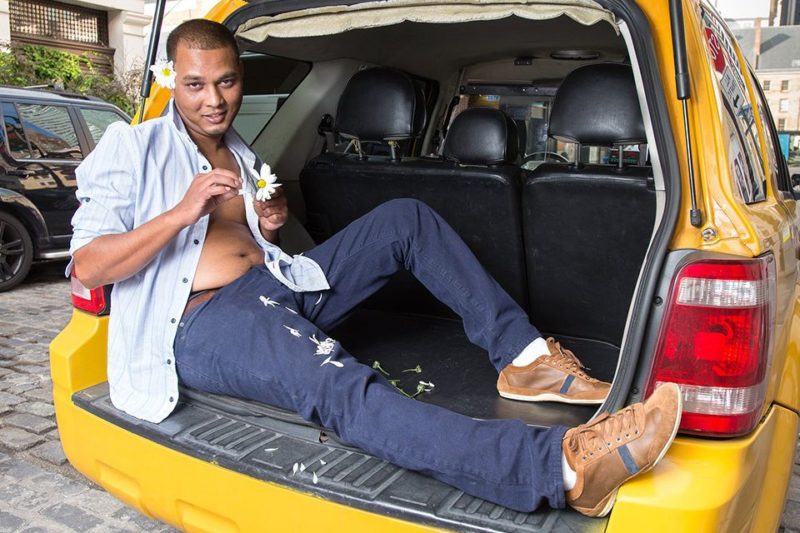 Таксисти сфотографувалися для антигламурного календаря з благодійною метою (ФОТО)