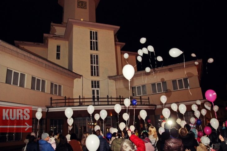 У Франківську підсвітили ратушу фіолетовим та випустили в небо 100 білих кульок