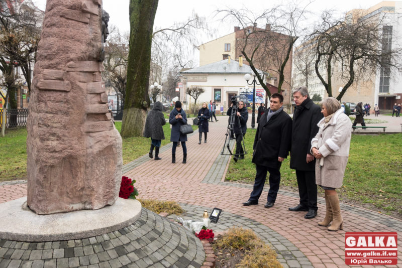 Те, що скинули пам’ятник у Польщі, – це не відношення до УПА, а до всіх людей, які боролися, – Клімкін під час візиту на Прикарпаття (ФОТО)