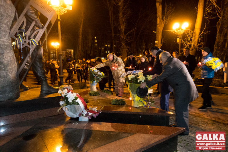 В Меморіальному сквері пом’янули полеглих учасників Євромайдану та воїнів АТО (ФОТО)