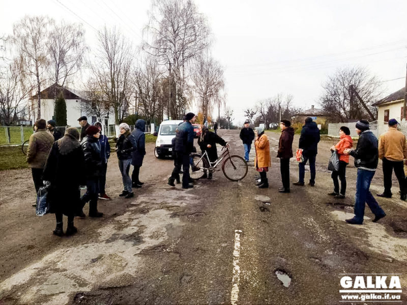 На Калущині люди протестом вимагають ремонту аварійної дороги до Бурштина (ФОТО)