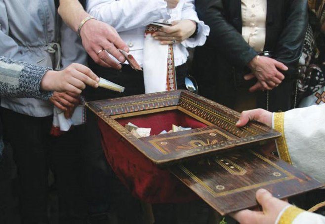 Священику-депутату з Прикарпаття подарували понад 1 млн гривень